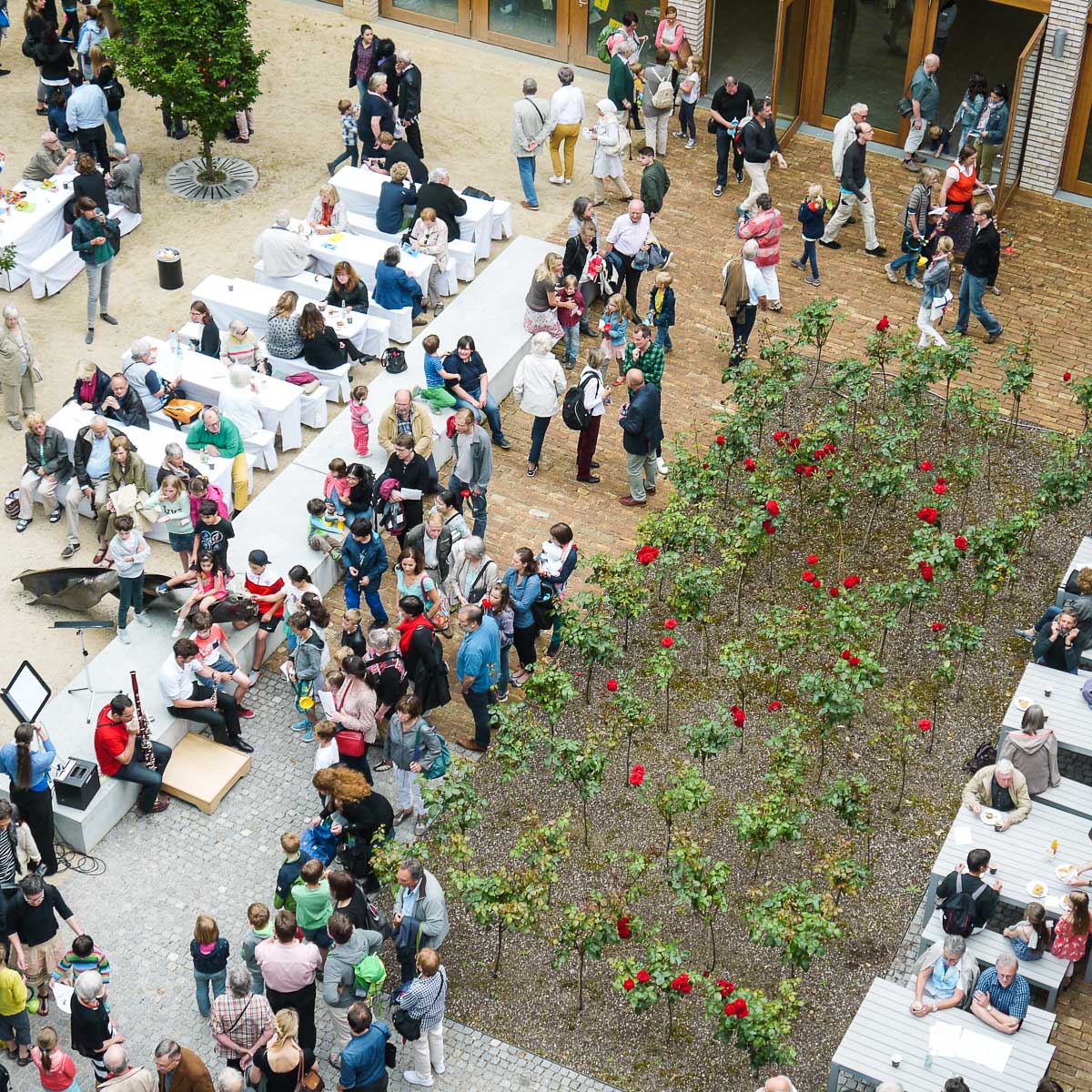 Menschen im Innenhof des Evangelischen Bildungszentrum Hospitalhof Stuttgart